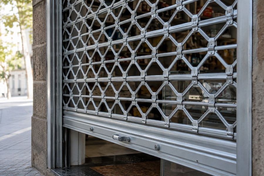 Persiana metálica de ballesta en un comercio